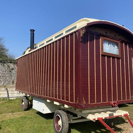Vintage Showman'S Wagon For Two Close To Beach Плаймаут Экстерьер фото